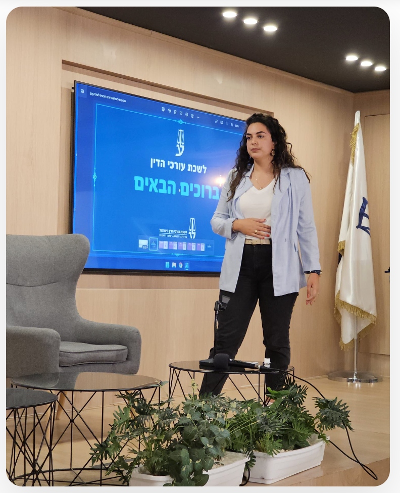 ספיר מעבירה הרצאה